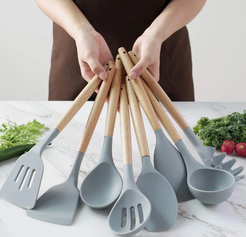Set 13 ustensile de gatit din silicon, maner rezistent din bambus